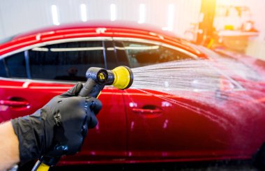 Servis çalışanı araba yıkamada araba yıkıyor..