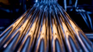 Metal boruları kesen su soğutuculu otomatik testere makinesi..