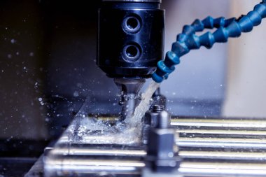 CNC değirmen makinesi borularda delik açıyor.