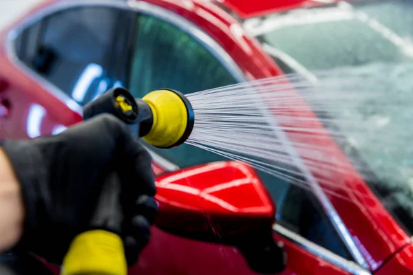 Trabajador de servicio de lavado de coches en un lavado de coches. —  Fotos de Stock