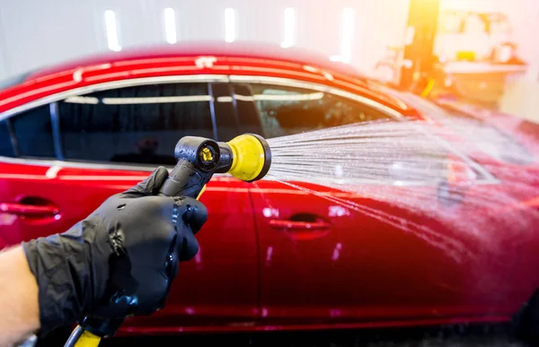 Service worker washing car on a car wash. — Stock Photo, Image