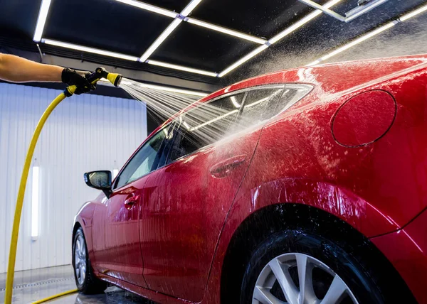 Trabajador de servicio de lavado de coches en un lavado de coches. — Foto de Stock