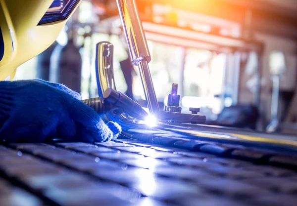 Sveiser som arbeider på en stålfabrikk med argonsveising – stockfoto