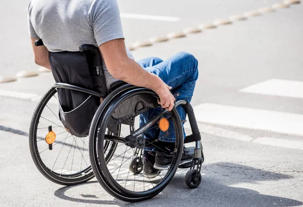 Hombre discapacitado en silla de ruedas preparándose para cruzar la calle en el cruce peatonal —  Fotos de Stock