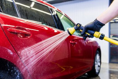 Servis çalışanı araba yıkamada araba yıkıyor..