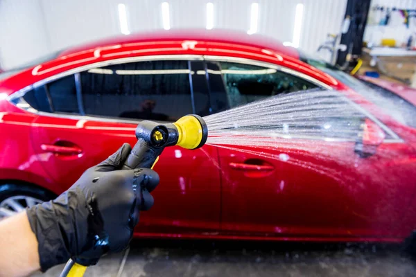 Trabajador de servicio de lavado de coches en un lavado de coches. — Foto de Stock