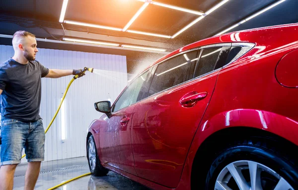 자동차 세차장에서 청소하는 봉사하는 사람들. — 스톡 사진