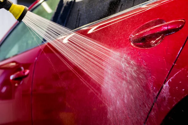 Operaio di servizio lavaggio auto su un autolavaggio. — Foto Stock