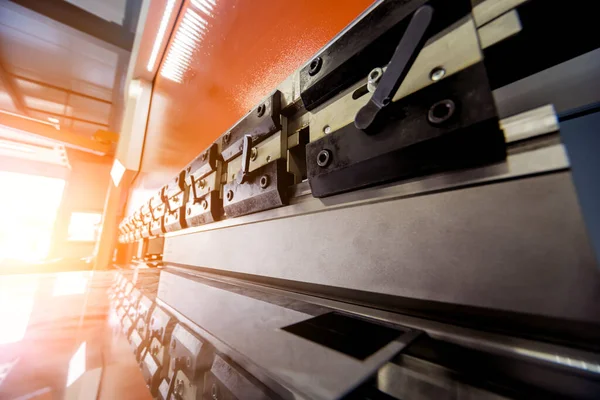 Modren hydraulische buigmachine bij metaalfabriek — Stockfoto