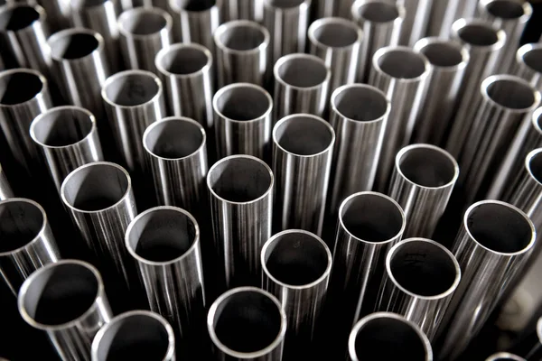 Fondo abstracto de tubos de acero apilados en una plataforma —  Fotos de Stock