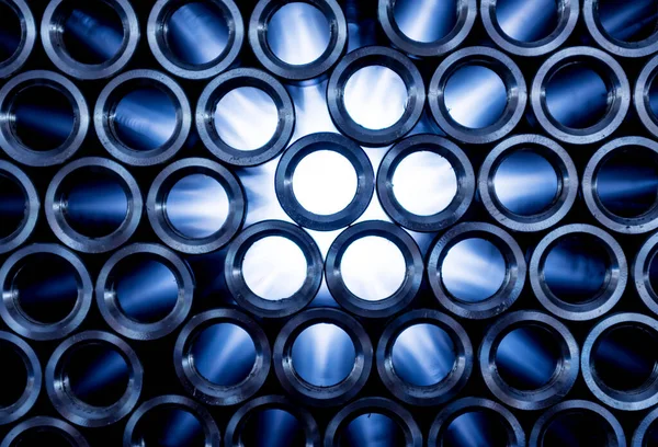 Абстрактний фон сталевих труб, укладених на піддоні — стокове фото