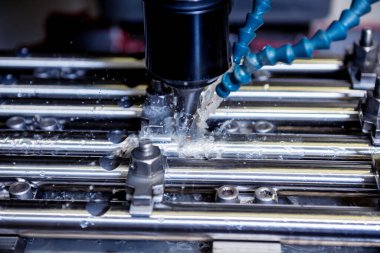 CNC değirmen makinesi borularda delik açıyor.