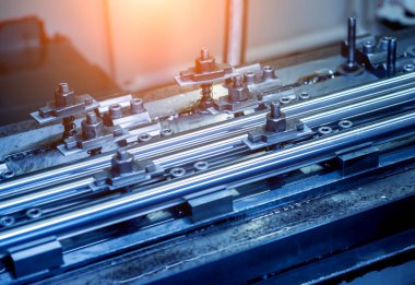 CNC değirmen makinesi borularda delik açıyor.