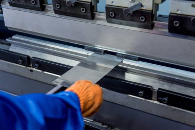 Teknisyen hidrolik bükme makinesi kullanıyor..