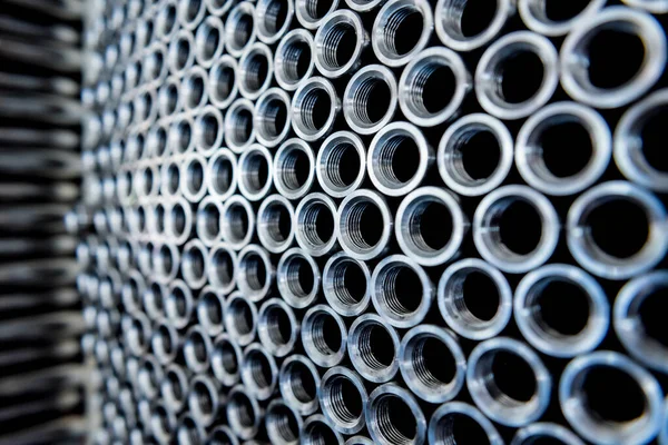 Fondo abstracto de tubos de acero apilados en una plataforma — Foto de Stock