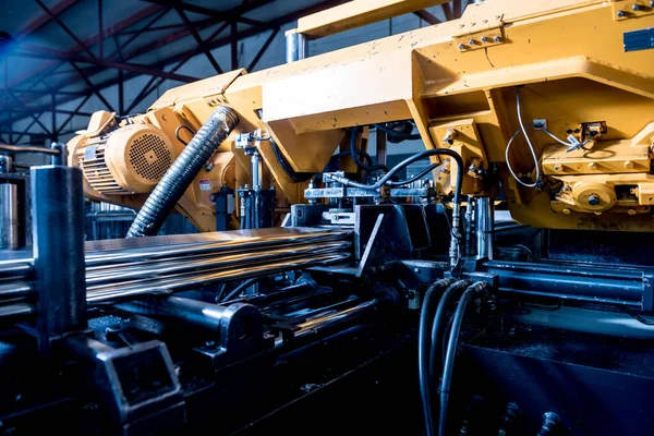 Máquina de serra de fita automática com água de refrigeração de corte de tubos de metal. — Fotografia de Stock