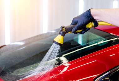 Servis çalışanı araba yıkamada araba yıkıyor..