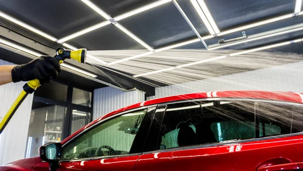 Trabajador de servicio de lavado de coches en un lavado de coches. — Foto de Stock