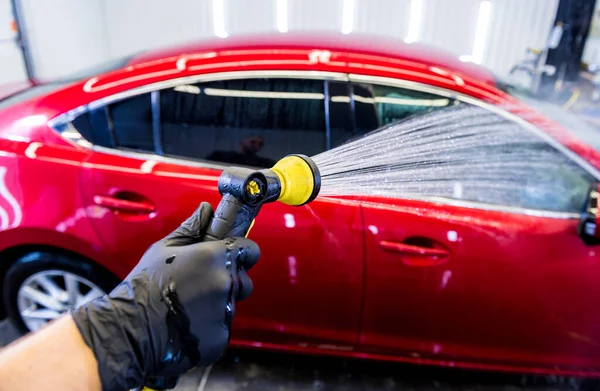 Service worker washing car on a car wash. — Stock Photo, Image