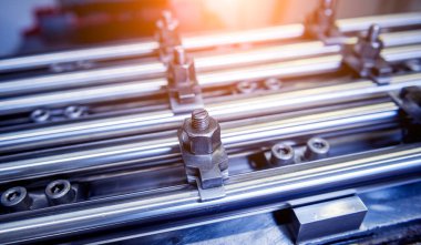 CNC değirmen makinesi borularda delik açıyor.