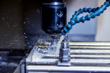 CNC değirmen makinesi borularda delik açıyor.