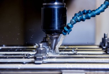 CNC değirmen makinesi borularda delik açıyor.