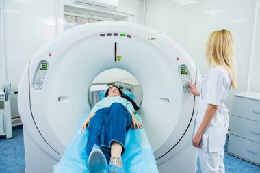 Doktor ve hasta, hastanedeki bilgisayarlı tomografi odasında.