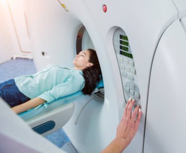Doktor ve hasta, hastanedeki bilgisayarlı tomografi odasında.