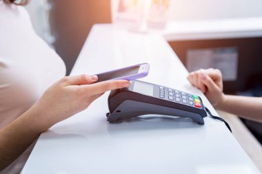Modern NFC teknolojisi ile mobil ödeme kavramı