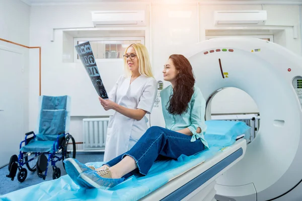 Radiológus egy nőbeteggel, aki CT-t vizsgál — Stock Fotó