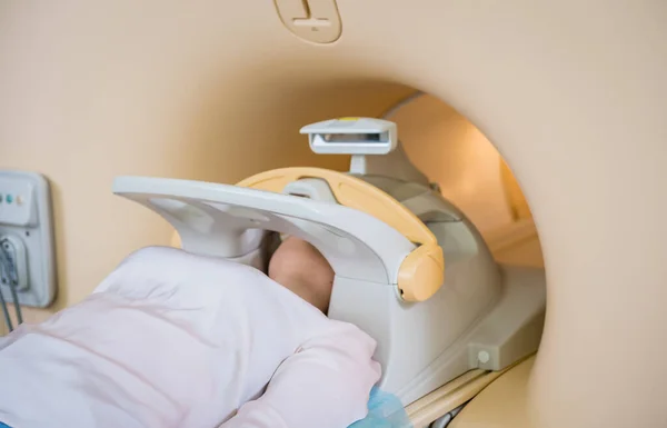 Radiólogo prepara a la mujer joven para un examen cerebral por resonancia magnética — Foto de Stock