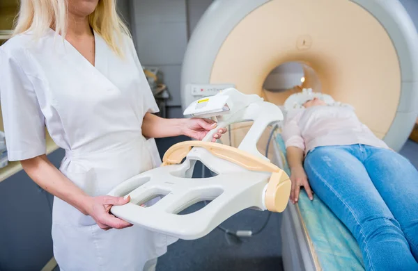 Radiólogo prepara a la mujer joven para un examen cerebral por resonancia magnética — Foto de Stock