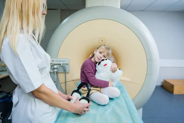 Radiologista prepara a menina para um exame cerebral MRI — Fotografia de Stock