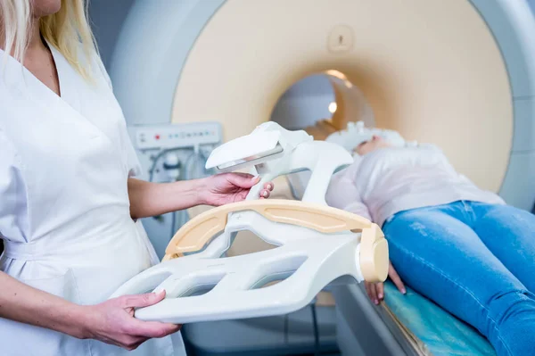 Радіолог готує молоду жінку до МРТ - обстеження мозку. — стокове фото