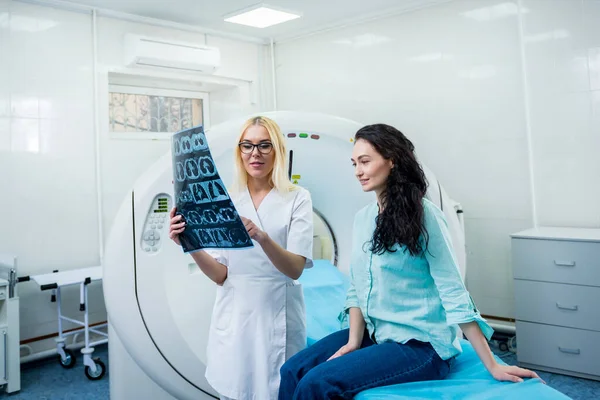 Radiologa con una paziente che esamina una TAC — Foto Stock