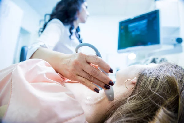 Médico usando ultra-som máquina de digitalização para examinar uma tireóide da mulher — Fotografia de Stock