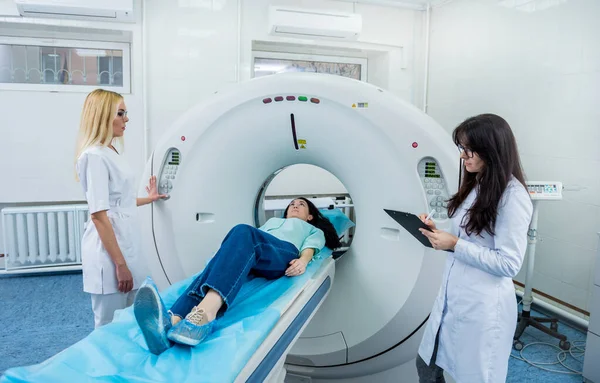 Лікарі та пацієнти в кімнаті комп'ютерної томографії в лікарні — стокове фото