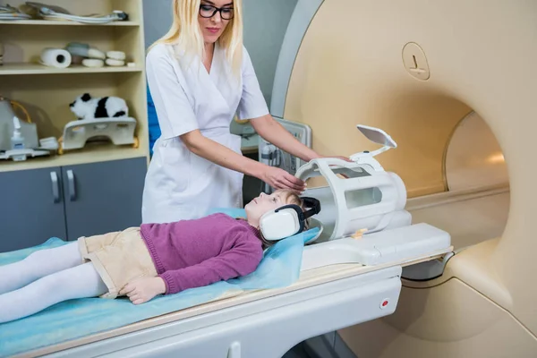 Radiologista prepara a menina para um exame cerebral MRI — Fotografia de Stock