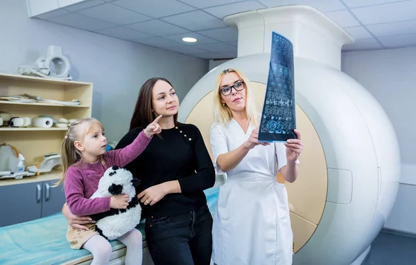 Radiologista com um paciente examinando uma ressonância magnética — Fotografia de Stock