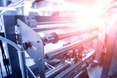 Bir fabrikada dikey çoklu başlı ambalaj makinesi atıştırmalıkları ve çipler