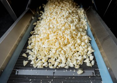 Modern bir fabrikada atıştırmalık ve cips taşıma hattı.
