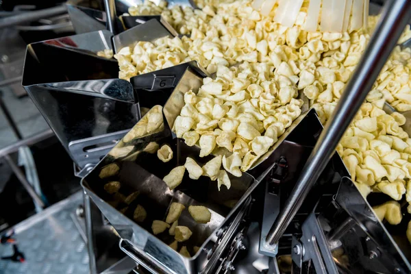 Vertical multi-head weigher packaging machine snacks and chips in a factory — Stock Photo, Image