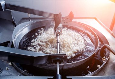 Modern bir fabrikada atıştırmalık ve cips taşıma hattı.