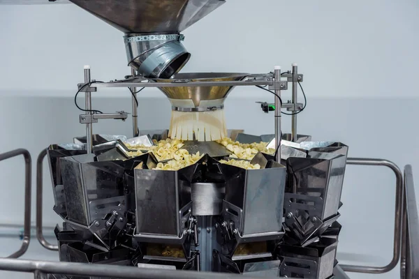 Verticale multi-head weger verpakking machine snacks en chips in een fabriek — Stockfoto