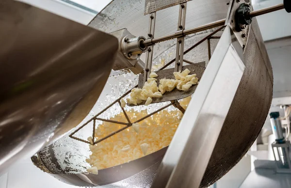 Transportlijn voor het bakken van snacks en chips in een moderne fabriek — Stockfoto