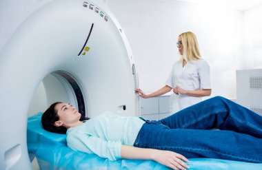 Doktor ve hasta, hastanedeki bilgisayarlı tomografi odasında.