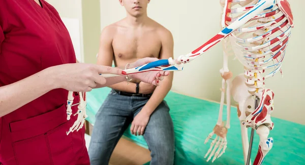 Patient mit Orthopäde in seiner Praxis — Stockfoto