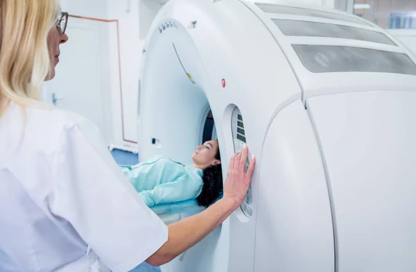 Médico y paciente en la sala de tomografía computarizada del hospital — Foto de Stock