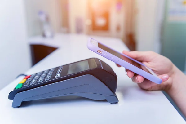 Mobile payments concept με σύγχρονη τεχνολογία NFC — Φωτογραφία Αρχείου