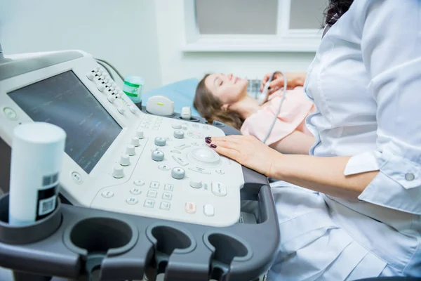 Medico che utilizza la macchina di scansione a ultrasuoni per esaminare una tiroide della donna — Foto Stock